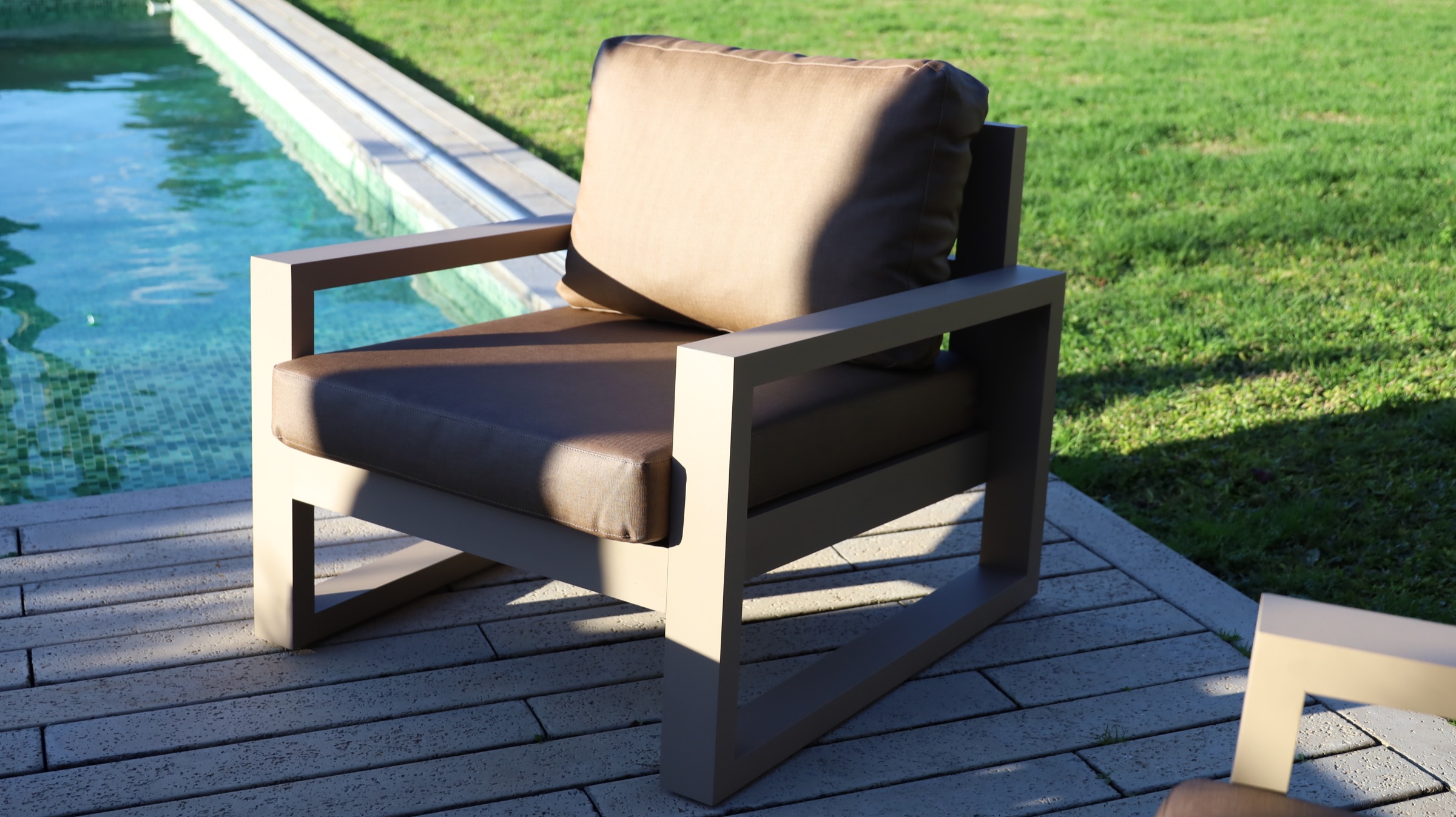 Sillón 1 cuerpo en arena junto a la pileta