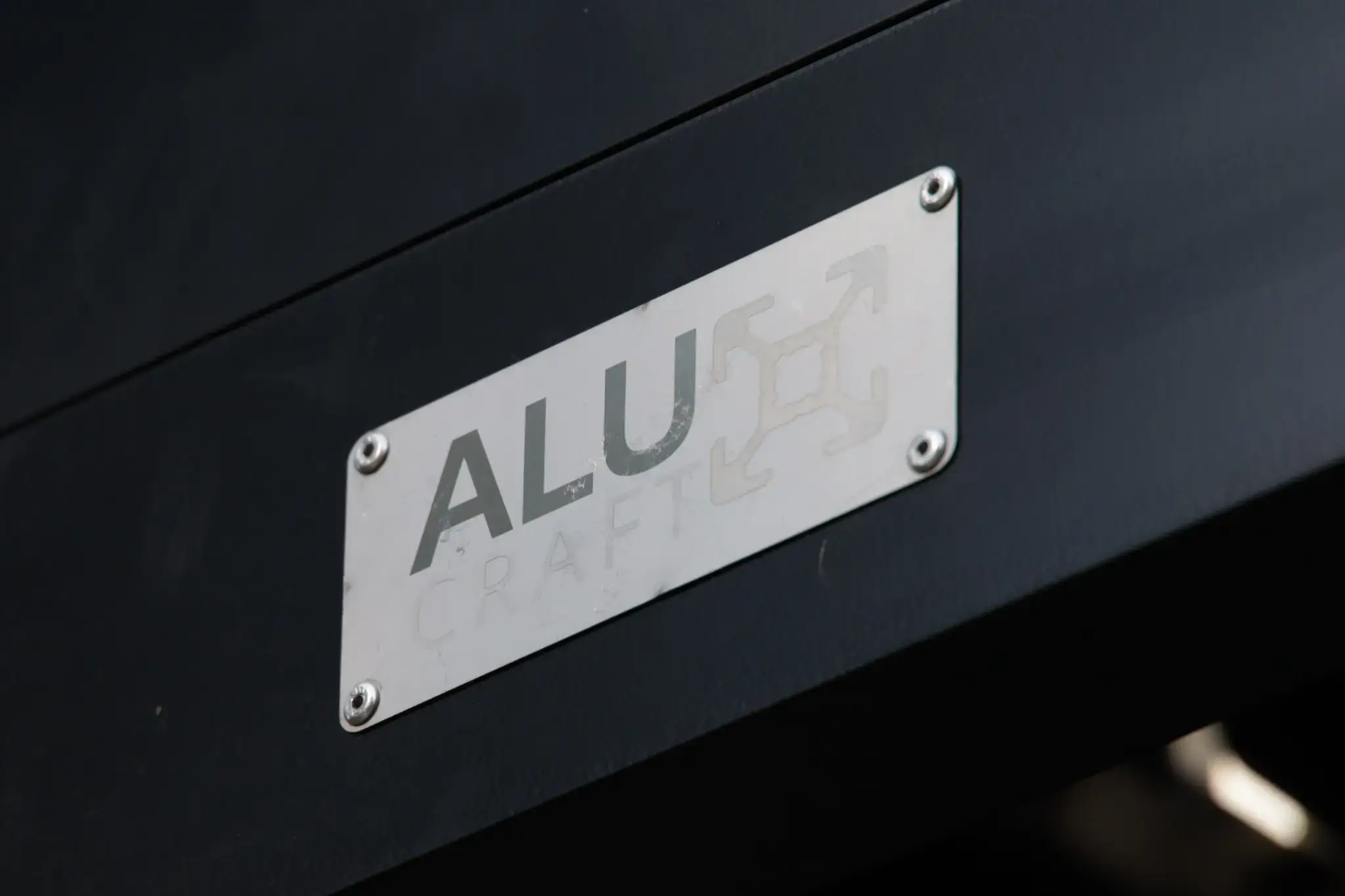 Logo Alucraft sobre pergola